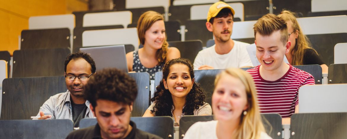 Eine Gruppe von Studierenden sitzt in einem Hörsaal. - 